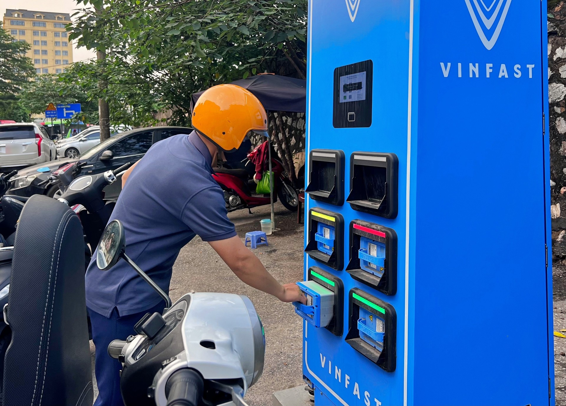 Người ở chung cư chọn xe máy điện đổi pin VinFast vì không lo trạm sạc, nhanh gọn, lại không tốn chi phí