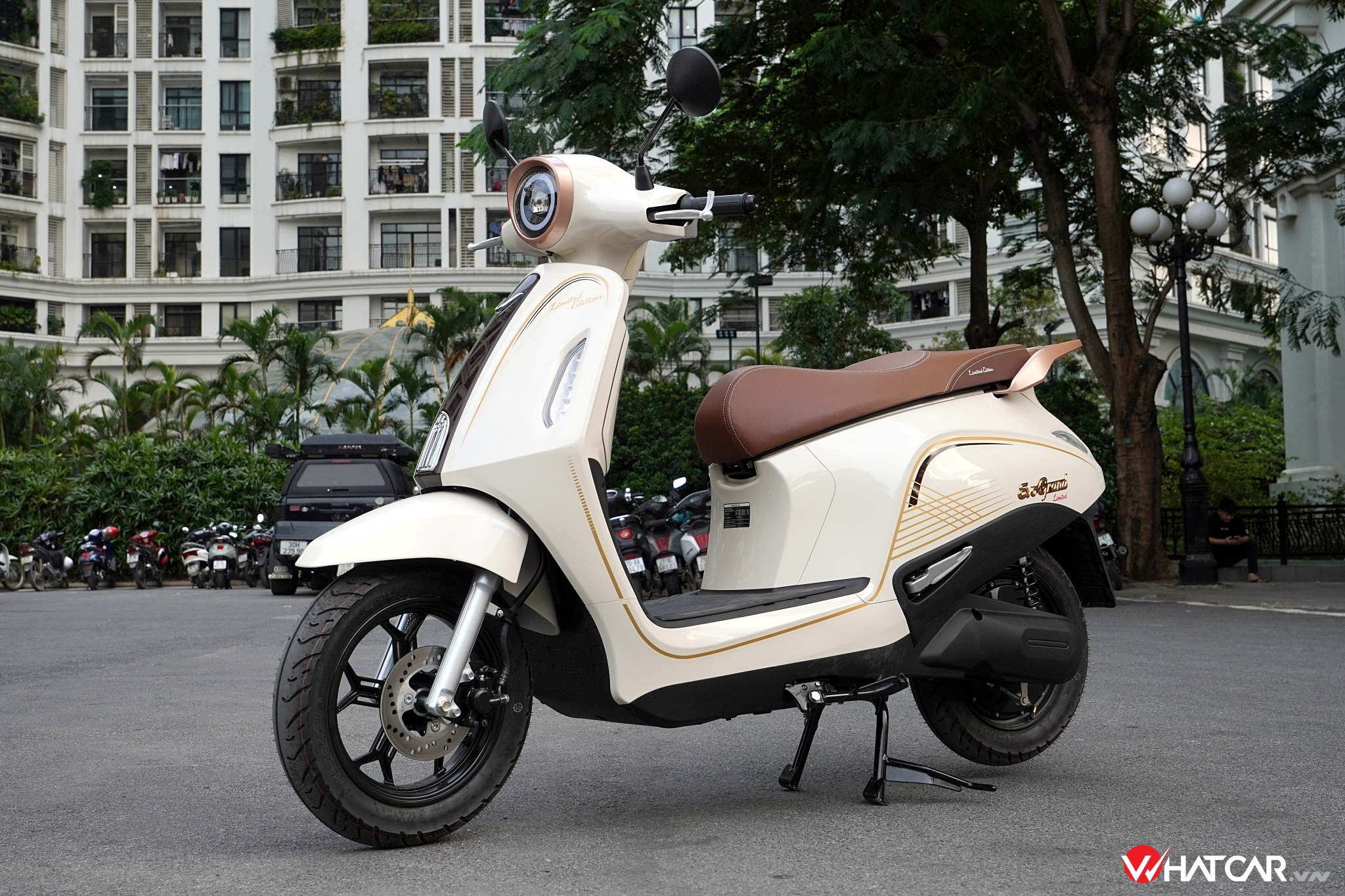 Hơn nửa tháng sau khi ra mắt, những chiếc VinFast Evo Grand Limited đầu tiên đã về đến đại lý. Đây là phiên bản cao nhất trong bộ ba Evo Grand thế hệ mới, giá niêm yết 29,9 triệu đồng. Riêng khách hàng đủ điều kiện tham gia chương trình "Vì tương lai xanh" lần 2 có thể được ưu đãi tới 3 triệu đồng, đưa giá xe thực tế xuống 26,9 triệu đồng.
