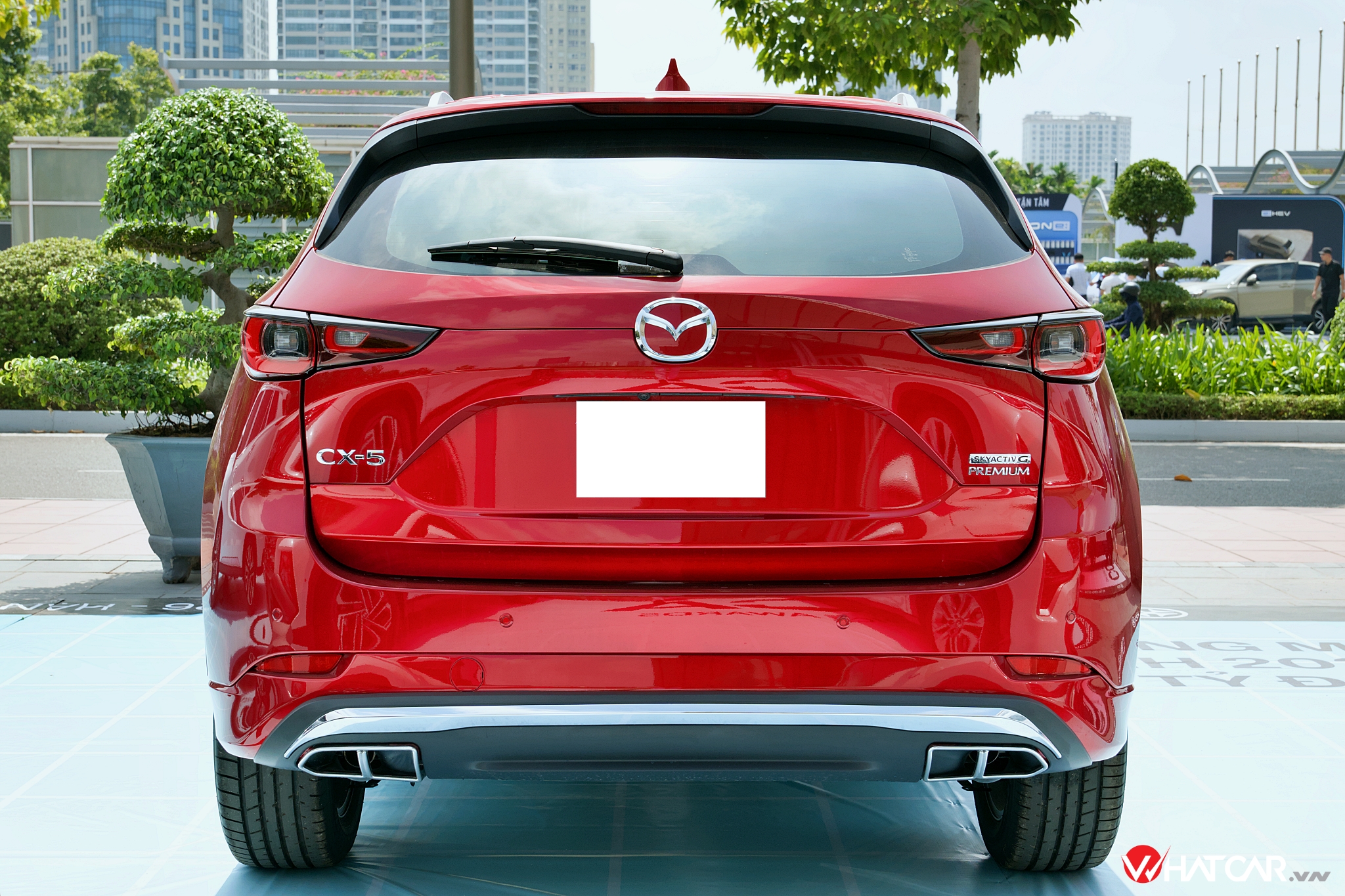 Mọi phiên bản CX-5 có đèn ngoại thất LED, cốp điện, ghế lái chỉnh điện 10 hướng, màn hình 8 inch kết nối Apple CarPlay/Android Auto, cảnh báo điểm mù và phương tiện cắt ngang phía sau... (Ảnh: Trung Nghĩa).