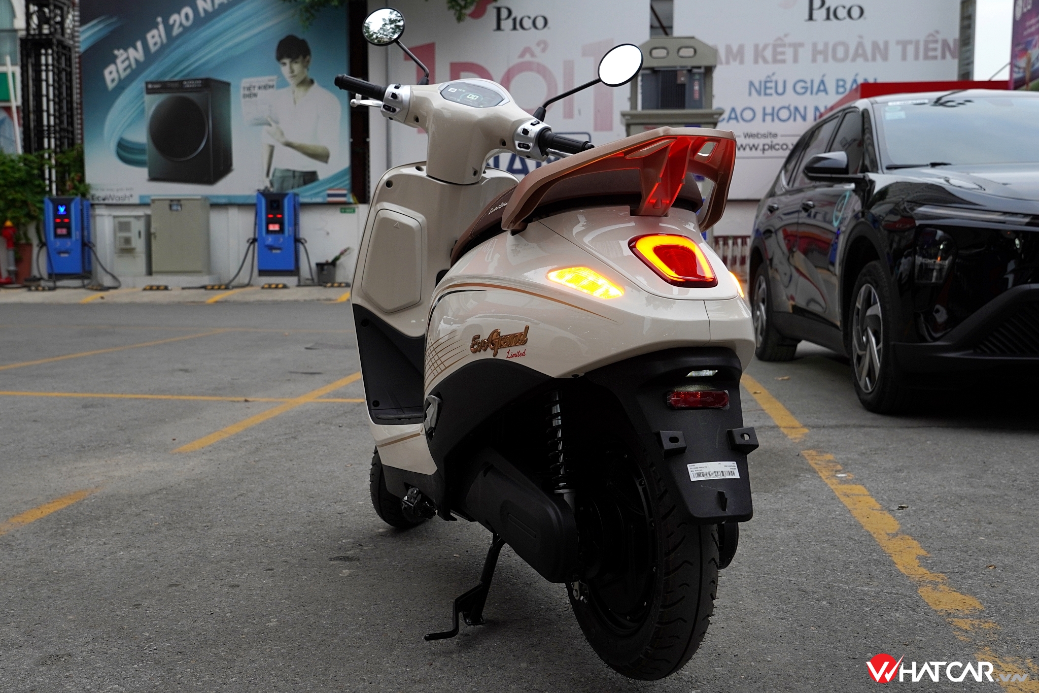 So với Evo Grand II (25,9 triệu đồng) và Evo Grand Premia (27,9 triệu đồng), Evo Grand Limited gây chú ý với hai màu độc quyền là trắng sữa và xanh cẩm thạch. Tương phản với lớp sơn chủ đạo là loạt chi tiết màu nâu hoặc vàng đồng.