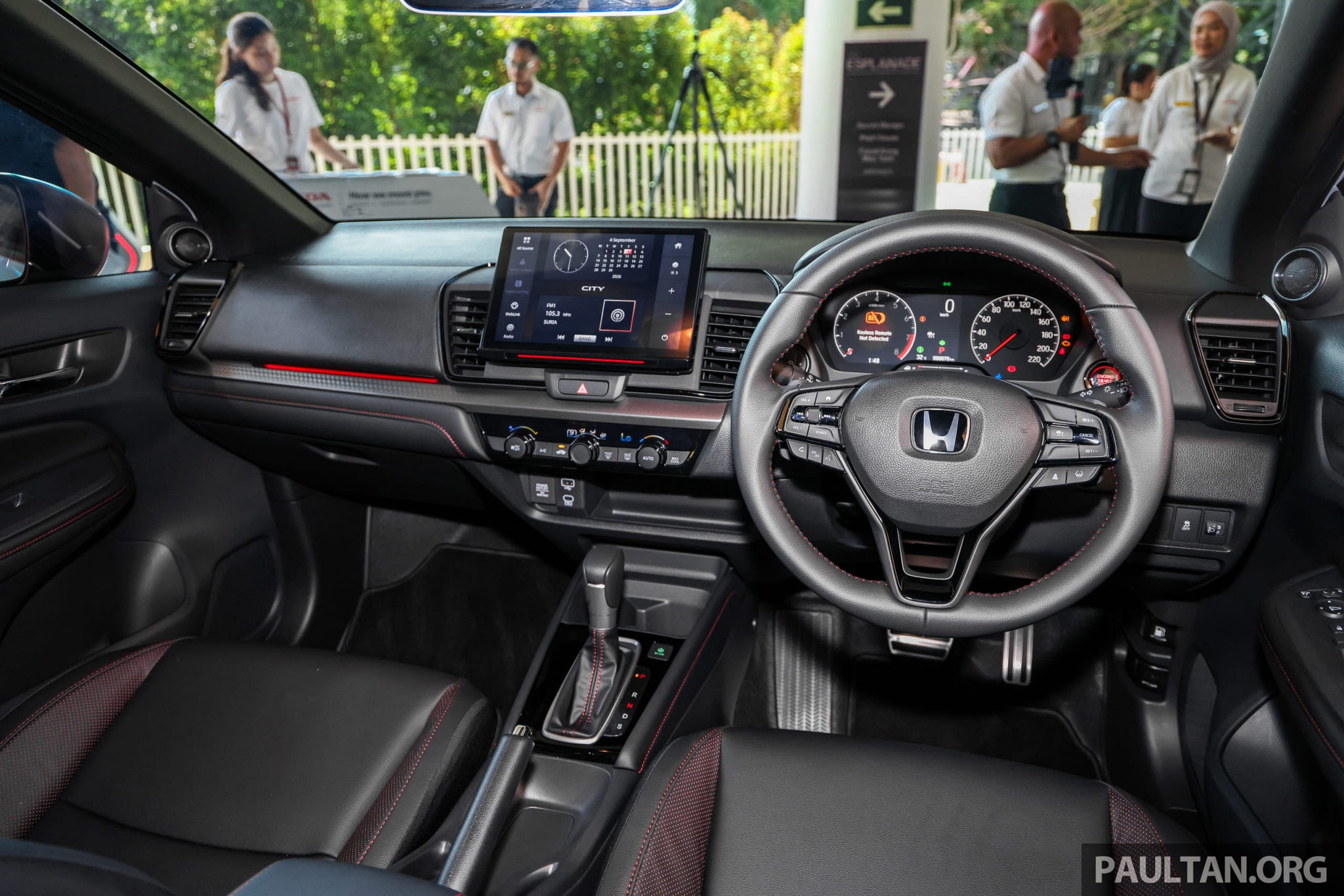 Nội thất Honda City facelift duy trì lối bày trí quen thuộc, trang bị phanh tay cơ trên nhóm phiên bản thuần xăng (Ảnh: Paultan).
