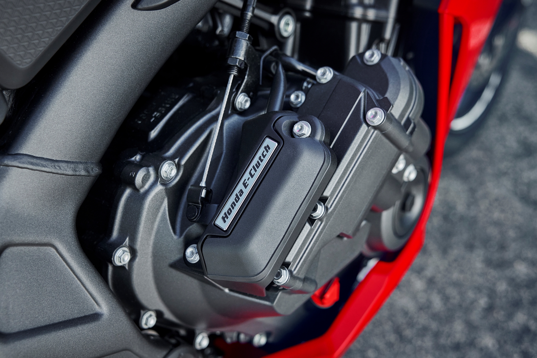 Người lái hoàn toàn có thể chủ động tắt E-Clutch, lúc này xe hoạt động như một chiếc mô-tô côn tay truyền thống (Ảnh: Honda).