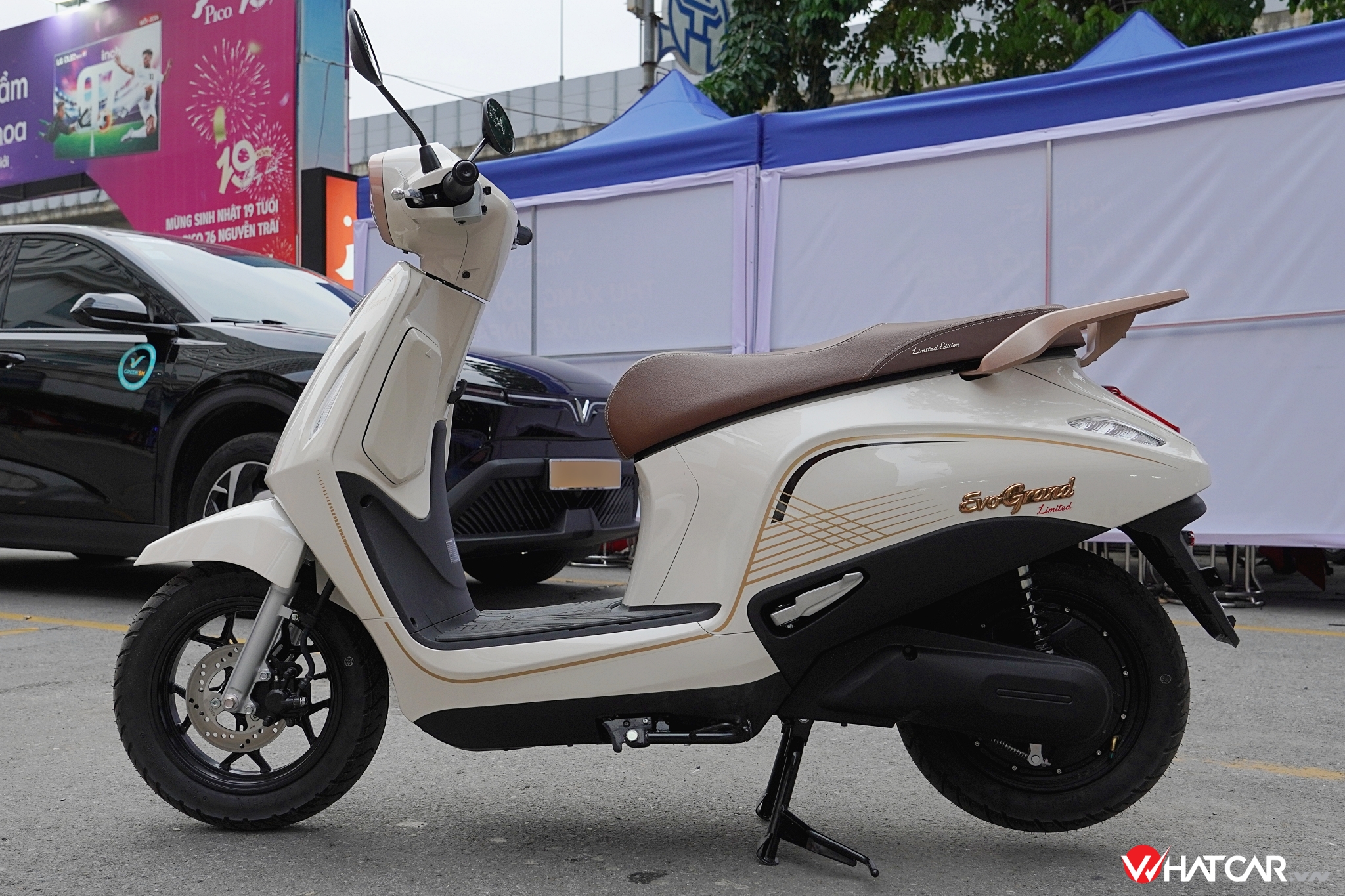 Nửa trên yếm trong ốp nhựa đồng màu thân xe, còn nửa dưới màu đen. VinFast trang bị bộ tem trang trí dành riêng cho Evo Grand Limited. Phanh đĩa phía trước và tang trống phía sau, chưa có hệ thống chống bó cứng phanh (ABS).