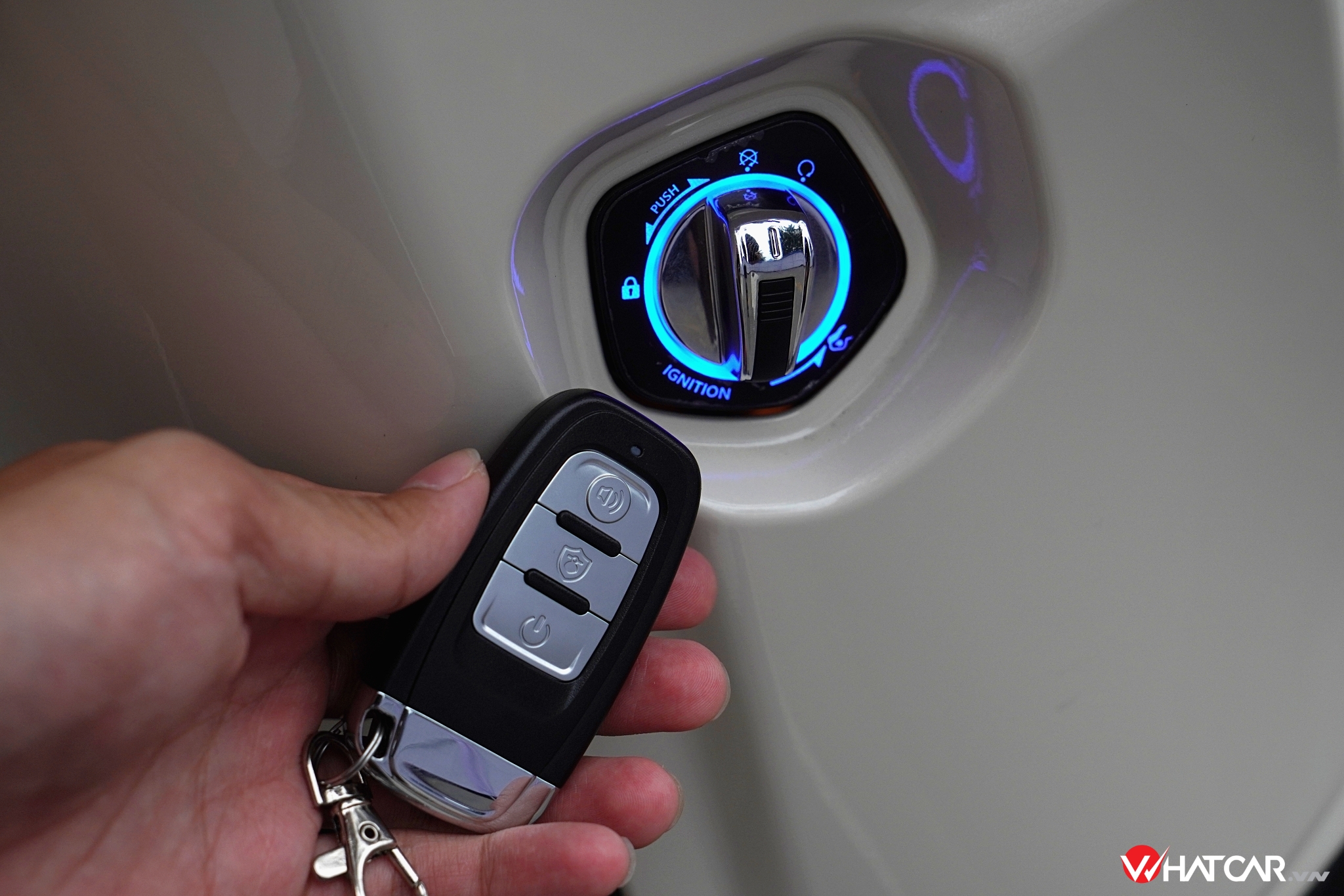 Về trang bị, sự nâng cấp đáng giá nhất trên Evo Grand Limited so với các phiên bản khác là khóa thông minh (smart key) đi kèm tính năng chống trộm. Công tắc khóa tự động sáng đèn mỗi khi người dùng thao tác.