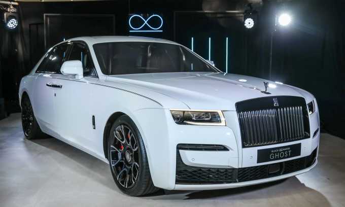 Rolls-Royce Ghost Black Badge giá 572.000 USD ra mắt Malaysia. Ảnh: PaultanGhost Black Badge 2022 giới thiệu tại Malaysia có tùy chọn với giá lên tới 572.000 USD. Lớp sơn ngoại thất màu trắng, trang trí với nhiều chi tiết màu đen tương phản. Bộ vành 21 inch bằng sợi carbon 44 lớp độc quyền, các nan nhôm đúc 3D gắn với vành bằng các ốc vít titan.Nội thất của Ghost Black Badge 2022 với điểm nhấn ở bảng điều khiển, vô-lăng và trang trí với các chi tiết bằng sợi carbon, gỗ quý ép nhiều lớp. Tấm ốp trên táp lô dệt từ sợi carbon phủ nhựa và chỉ phủ kim loại tương phản, căn chỉnh bằng tay tạo hình kim cương. Bề mặt xử lý trong một giờ dưới áp suất ở nhiệt độ sôi của nước trước khi thổi cát để tạo bề mặt cho lớp sơn mài được đánh bóng và chà nhám lại bằng tay trước khi lắp đặt.Hệ thống treo khí của Ghost Black Badge cải tiến về mặt cơ khí so với tiêu chuẩn, lò xo không khí lớn hơn, giúp tăng cường hệ thống treo giữ xe ổn định hơn khi vào cua.Động cơ tinh chỉnh nhẹ công suất so với Ghost tiêu chuẩn, cỗ máy 6,75 lít V12 tăng áp kép, công suất 592 mã lực, mô-men xoắn cực 900 Nm. Hộp số tự động 8 cấp ZF, kết hợp dẫn động 4 bánh và hệ thống lái bánh sau. Hộp số kèm chế độ Low, giúp tốc độ sang số nhanh hơn 50%, mô-men xoắn cực đại có thể đạt ở mức vòng tua máy 1.700 vòng/phút.