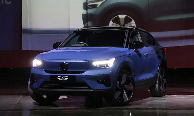 Volco C40 Recharge 2022 giới thiệu tại một sự kiện đặc biệt tại Thái Lan. Ảnh: MotortriviaC40 Recharge thừa hưởng hệ thống truyền động từ người anh em XC40 Recharge, với hệ thống điện P8 AWD, gồm hai môtơ điện đặt trên mỗi trục, tổng công suất 402 mã lực, mô-men xoắn 660 Nm. C40 Recharge tăng tốc từ 0-100 km/h trong 4,7 giây, tốc độ tối đa 180 km/h.Cung cấp sức mạnh cho động cơ là gói pin lithium-ion 78 kWh với phạm vi hoạt động 420 km theo tiêu chuẩn WLTP. Thời gian sạc 8 tiếng với ổ cắm ba pha 11 kW. Ngoài ra, xe hỗ trợ sạc nhanh DC (sử dụng kết nối CCS) cho công suất 150 kW với thời gian sạc chỉ từ 32-37 phút cho dung lượng pin từ 10-80%.C40 Recharge khác với XC40 Recharge nằm ở đường viền mui xe giống chiếc coupe, thể thao hơn, chiều cao giảm 70 mm ở mức 1.582 mm. Cụm đèn hậu LED thiết kế kéo dài thêm vào cửa sau.Nội thất cả hai giống nhau, chung trang bị, gồm cửa sổ trời toàn cảnh, cụm đồng hồ kỹ thuật số 12,3 inch, ghế nỉ, điều hòa tự động hai vùng, hệ thống loa Harman Kardon 13 loa và màn hình cảm ứng giải trí 9 inch. Cùng loạt hệ thống an toàn hỗ trợ lái ADAS.Volvo C40 Recharge bán ra với 7 màu lựa chọn. Bangkok Motor Show 2022 - triển lãm ôtô, xe máy Bangkok lần thứ 43 diễn ra từ 23/3-3/4 tại Thái Lan.