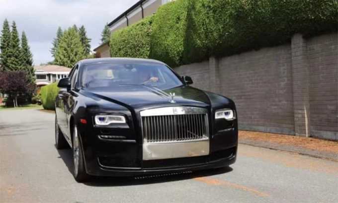 Chiếc Rolls-Royce đã biến thành xe điện, và cô con gái giờ đây không ngại ngần ngồi lên xe. Ảnh: Vincent Yu