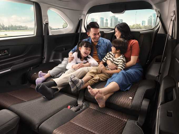 Một gia đình bên trong khoang nội thất dòng MPV mới của Toyota. Ảnh: TMAP.