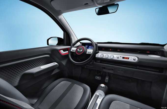 Nội thất có những điểm nhấn cùng màu với ngoại thất, ghế bọc da-nỉ. Ảnh: Wuling