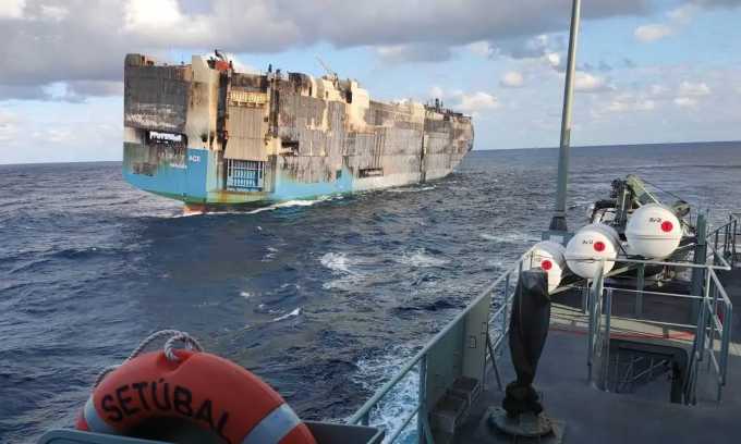 Tàu Felicity Ace nham nhở sau đám cháy, và đã chìm xuống Đại Tây Dương vào 1/3. Ảnh: Marinha
