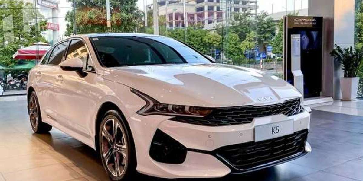 Kia K5 bắt đầu về đại lý, Toyota chuẩn bị bán Camry 2022 tại Việt Nam