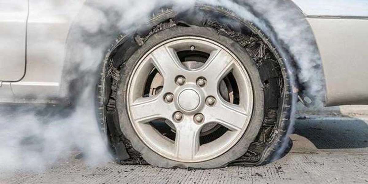 Xe ô tô bị nổ lốp trên đường cao tốc xử lý thế nào?