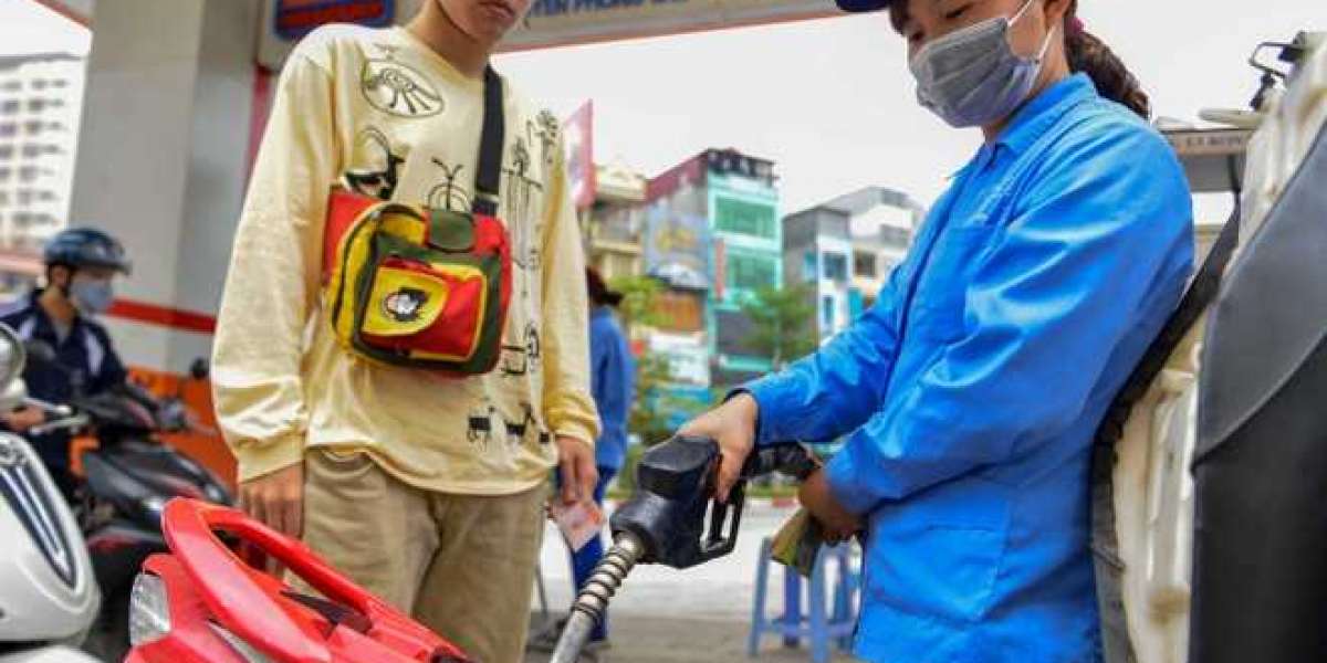 Giá xăng tiếp tục tăng, lên sát 25.000 đồng/ lít