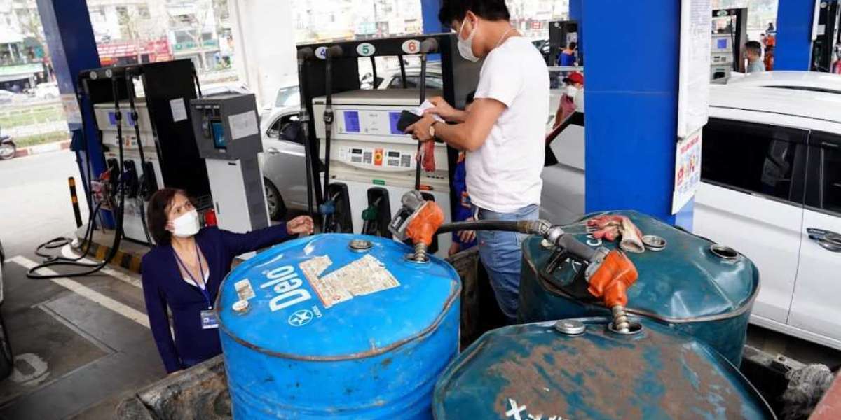 Giá xăng có đợt giảm đầu tiên trong năm 2022