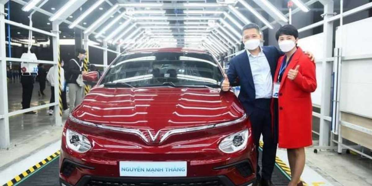 VinFast bàn giao lô xe ô tô điện VF e34 đầu tiên cho khách hàng