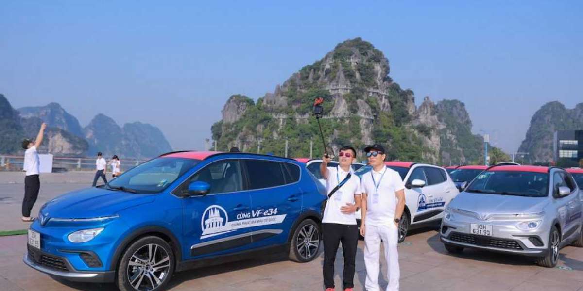 Đoàn xe điện VinFast tạo hình chữ V khổng lồ bên Vịnh Hạ Long