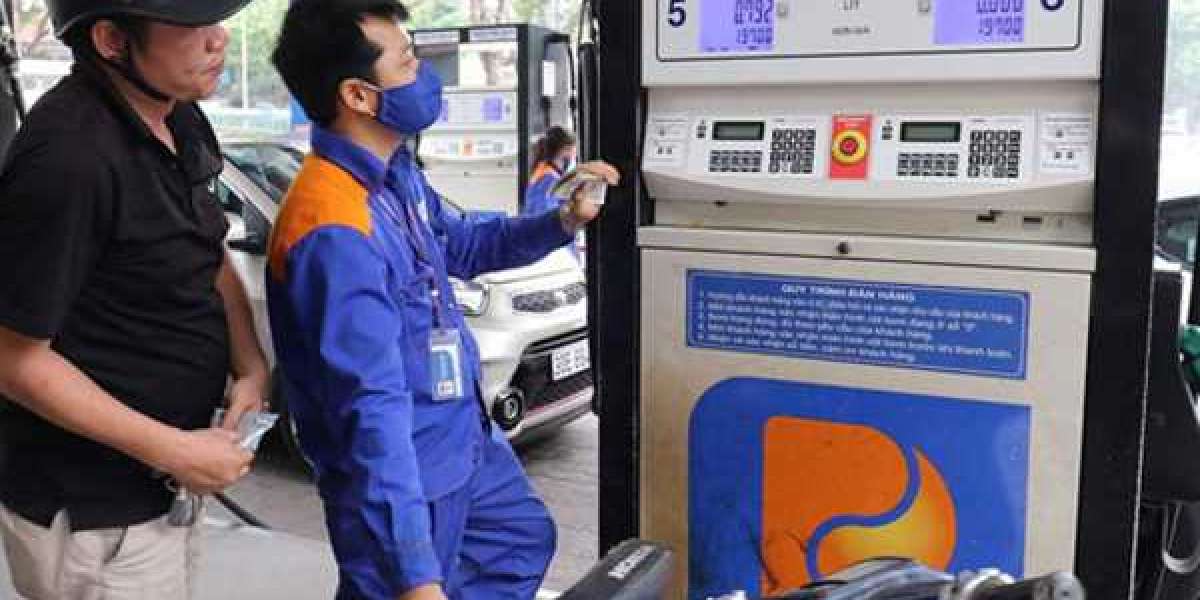 Giá xăng dầu tăng kỷ lục, lên sát 30.000 đ/lít