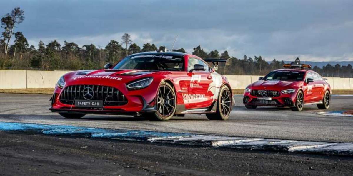 Mercedes-AMG tiếp tục đồng hành cùng Aston Martin làm xe safety car cho mùa giải F1 2022