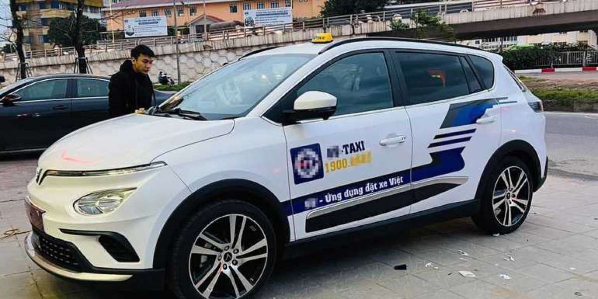 VinFast VF e34 gắn “mào” taxi gây xôn xao trong thời điểm xăng “bão giá”