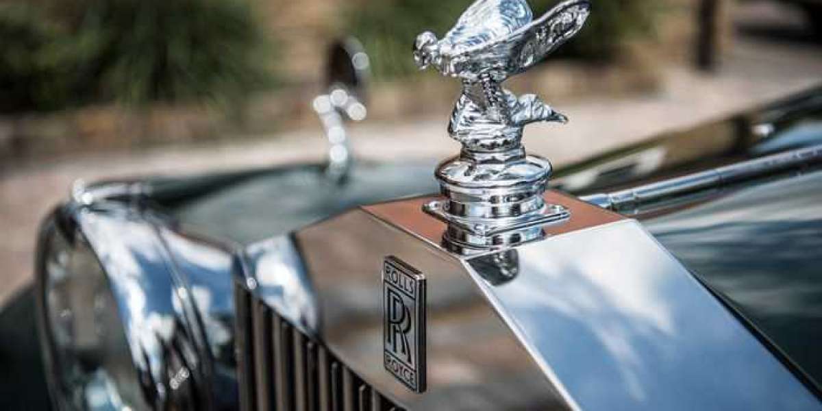 ‘Thiếu phụ bay’ huyền thoại trên Rolls-Royce được làm mới
