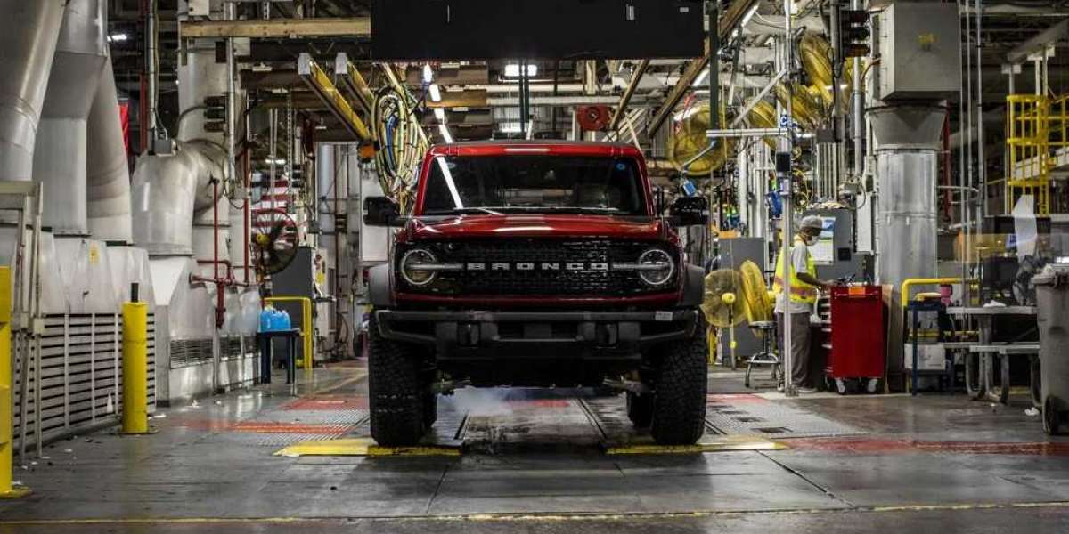 Ford Bronco bị khách hàng phàn nàn vì lỗi rạn mui xe