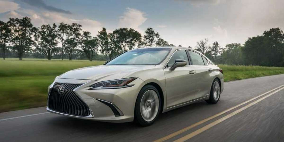 Lexus ES 2019 có giá khởi điểm hơn 900 triệu đồng