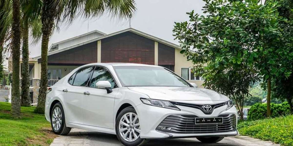 Mạnh tay ưu đãi, Toyota Camry “dọn kho” đón phiên bản mới?