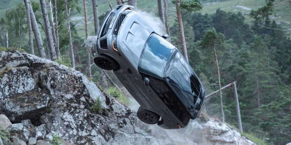 Range Rover Sport SVR thể hiện màn trình diễn ngoạn mục trong No Time To Die