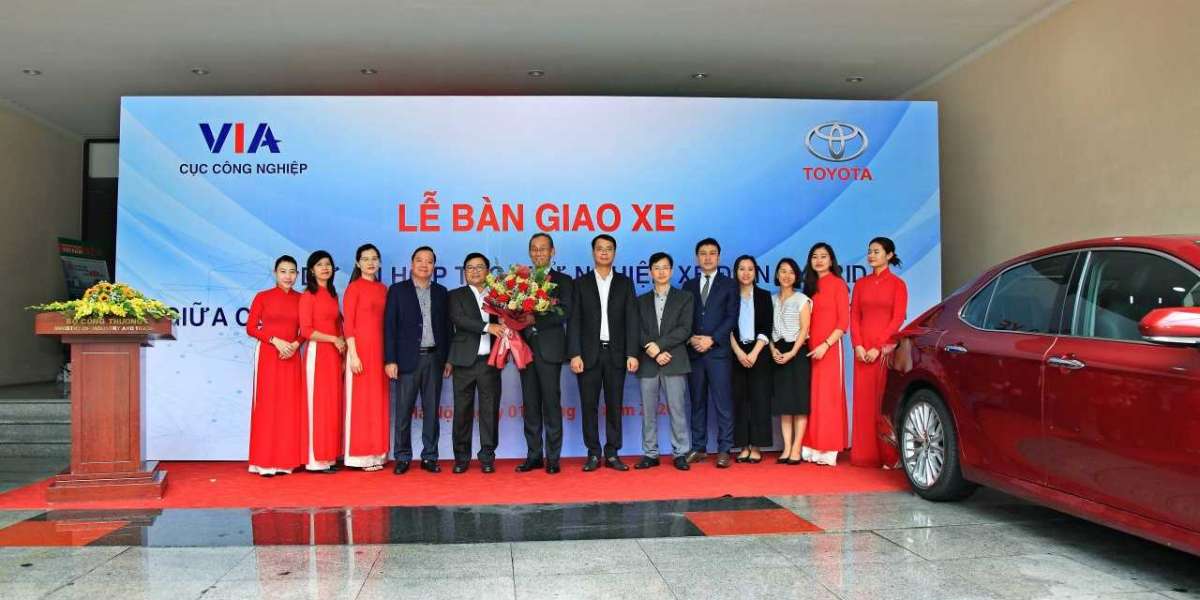 Toyota bàn giao xe Camry Hybrid cho Bộ Công Thương