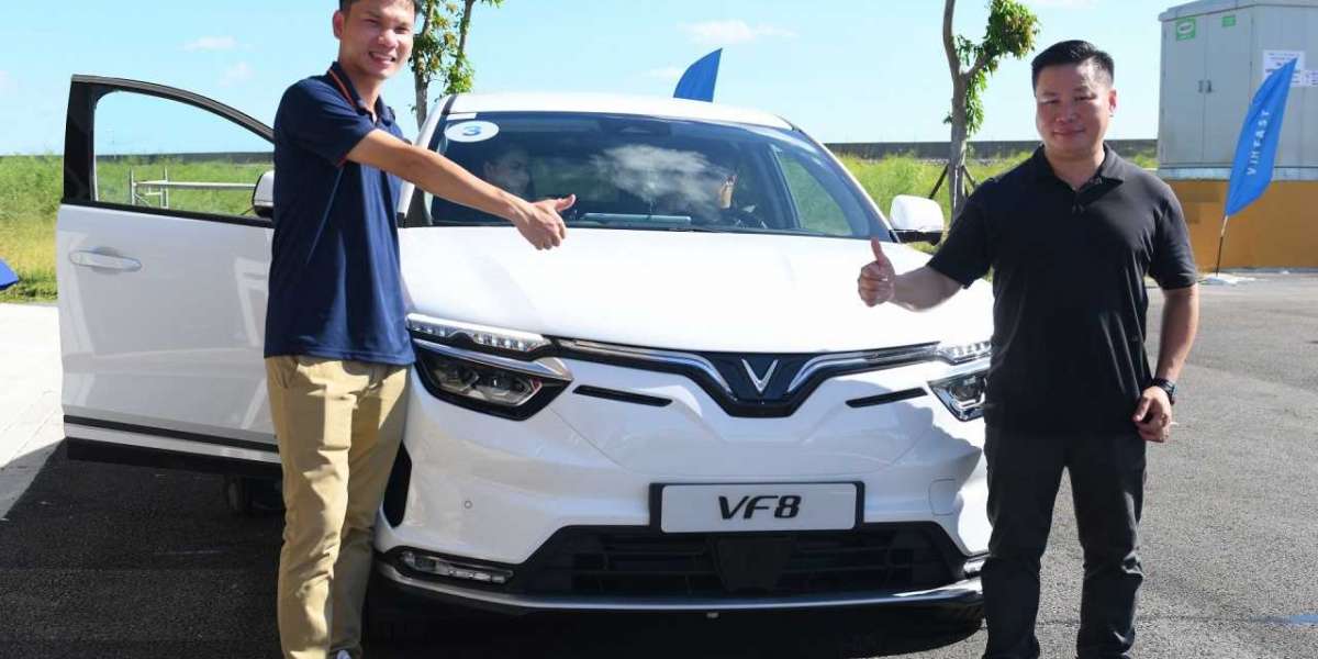 Khách Việt tiên phong đặt mua VF 8: “VinFast cho người dùng thấy niềm tin và sự tôn trọng”