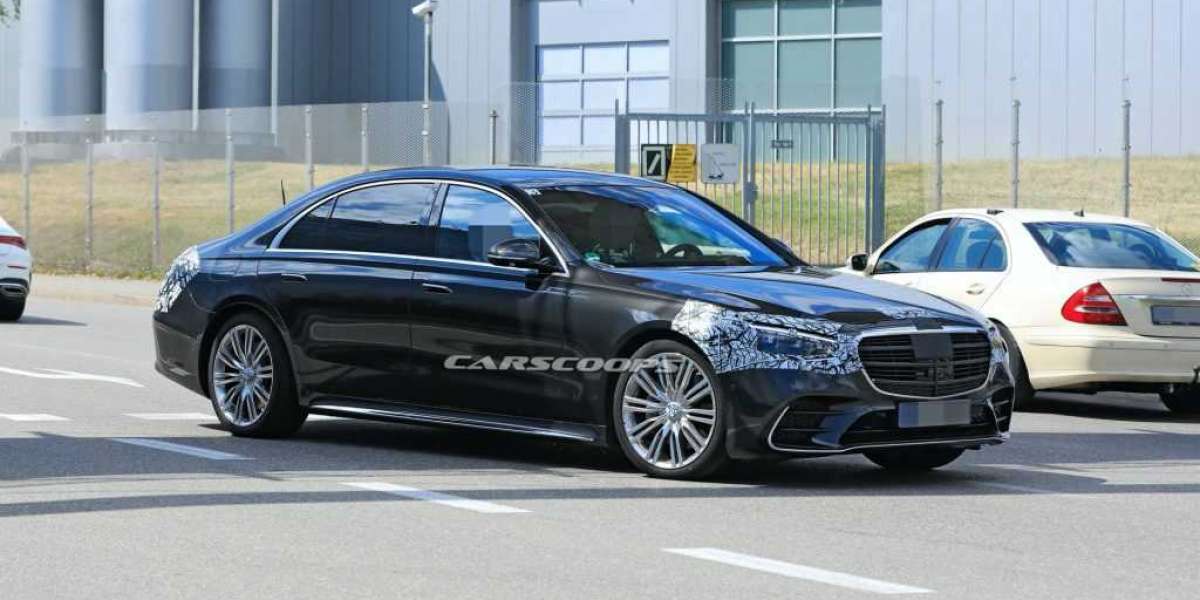 Mercedes-Benz S-Class 2021 được trang bị túi khí hàng ghế sau