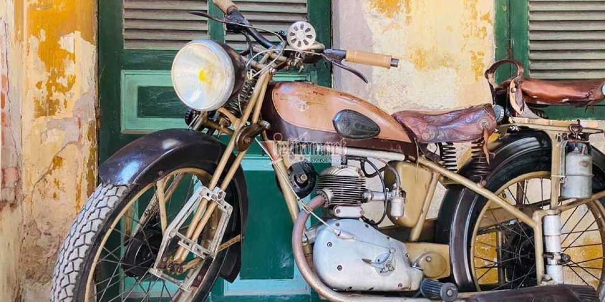 Xe máy cổ rỉ sét thời vua Bảo Đại giá gần 500 triệu