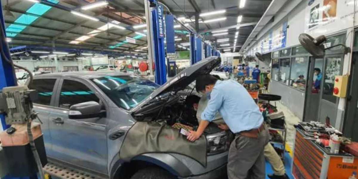 Động cơ xe bị rò rỉ dầu: Khách đòi Ford Việt Nam bồi thường
