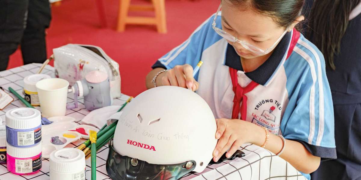 Honda Việt Nam tặng mũ bảo hiểm cho học sinh tiểu học tài TP.HCM