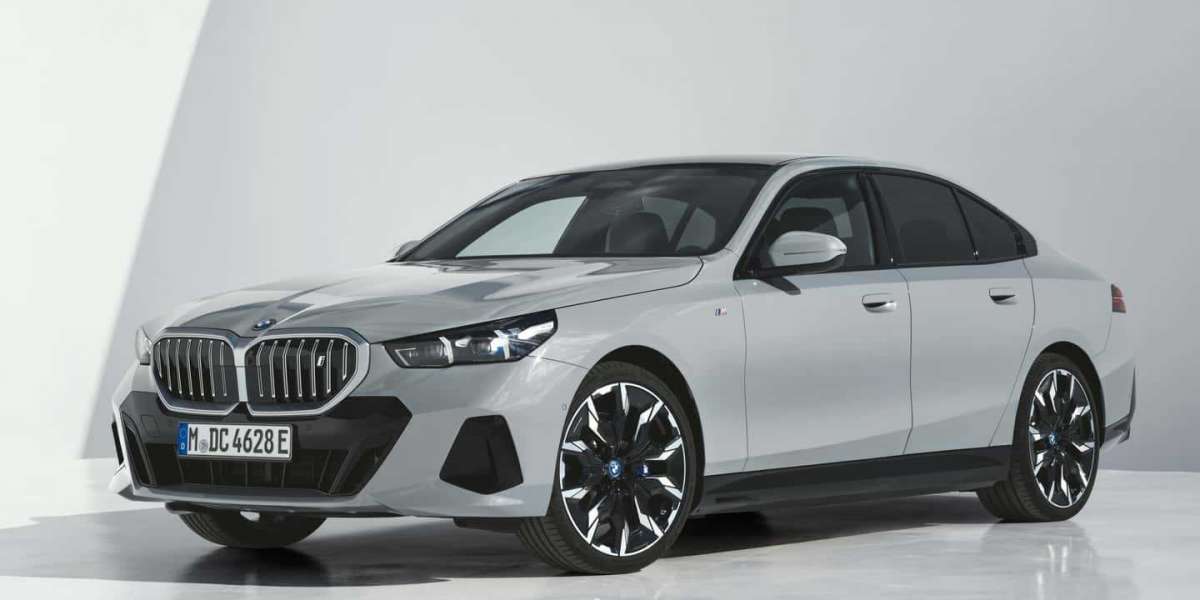BMW 5 Series ra mắt với sức mạnh lên tới 590 mã lực cho xe điện i5 M60