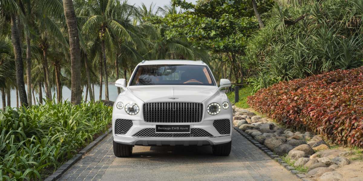 Bentley trình làng Bentayga EWB Azure tại Việt Nam