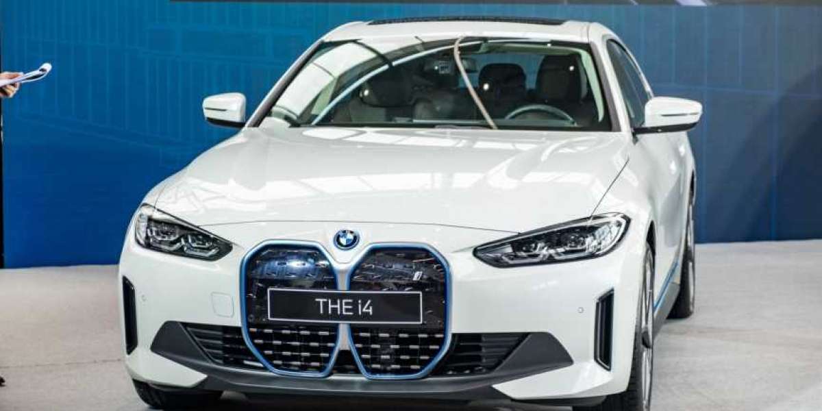 BMW liên tiếp ra mắt hai mẫu xe điện hạng sang