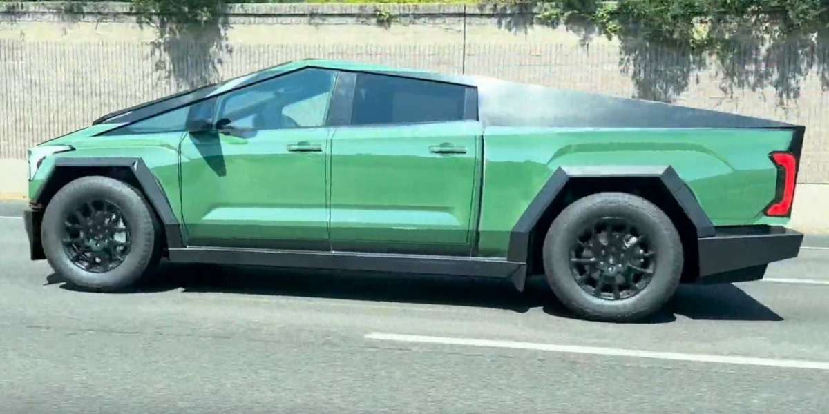 Bắt gặp Tesla Cybertruck ngoài đường trong lớp màu thân xe giống Toyota Tundra
