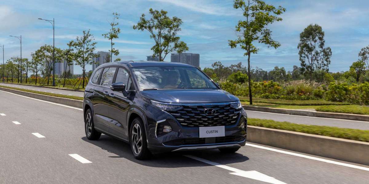 Hyundai lần đầu ra mắt mẫu MVP Custin tại thị trường trong nước