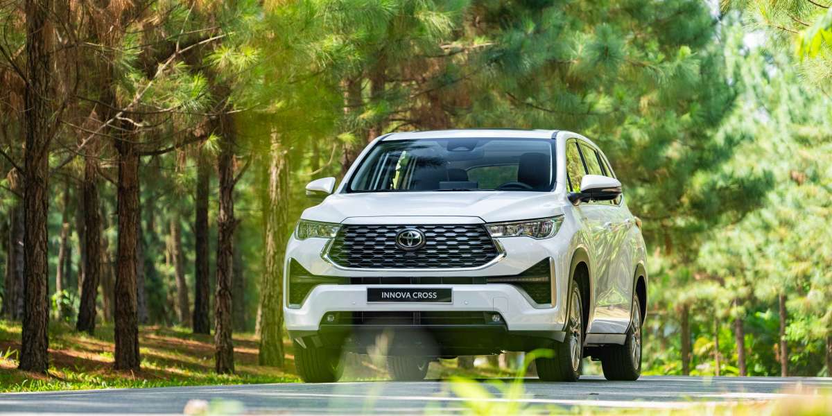 Toyota Innova Cross chính thức ra mắt với giá từ 810 triệu đồng: Câu trả lời cho Hyundai Custin?