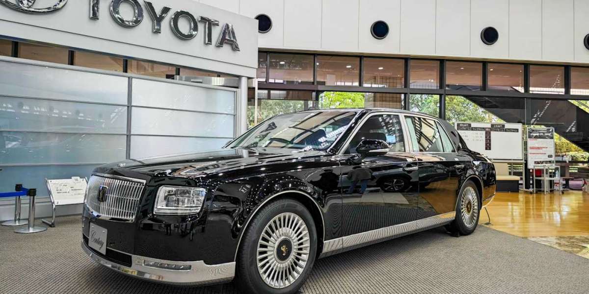 Toyota Century, câu trả lời của người Nhật tới Rolls-Royce