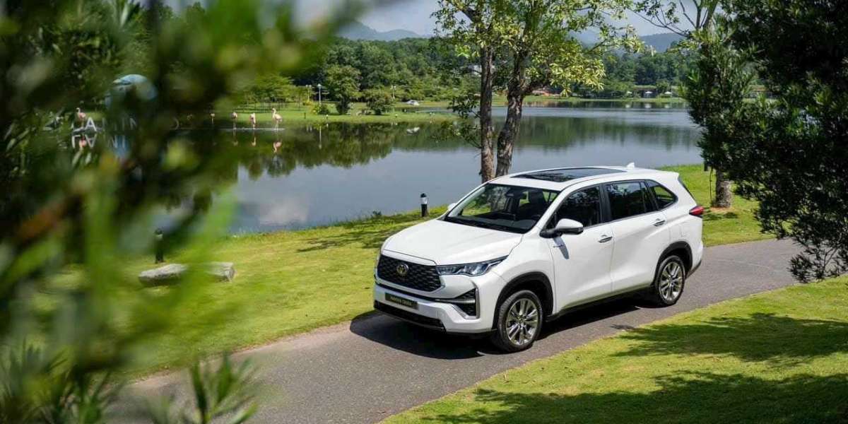 Ra mắt chưa "ấm chỗ", đại lý Toyota đã đánh tiếng bán Innova Cross kèm lạc có giá 40-50 triệu đồng