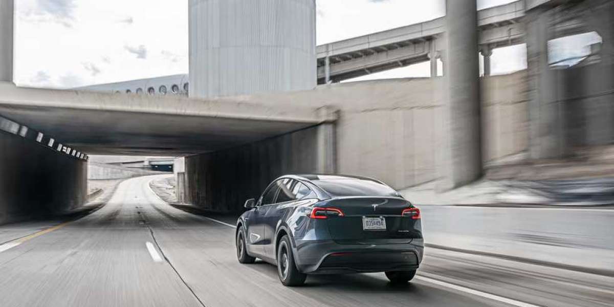 Tesla thu hồi 1.8 xe sau khi khách hàng phản hồi "xe tự bật nắp capo"