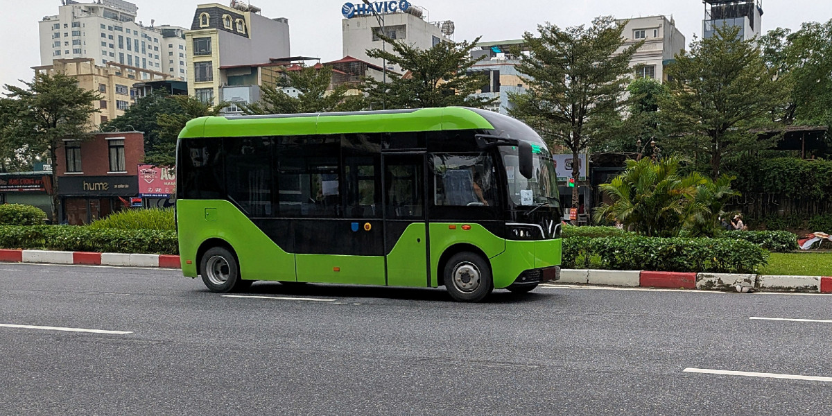 Xe buýt điện cỡ nhỏ VinFast EB 6 lộ “full không che” trên đường phố Việt