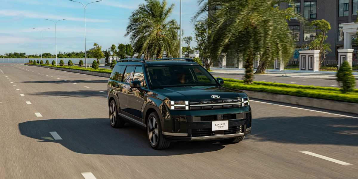 Hyundai Santa Fe Hybrid chốt giá 1,369 tỷ đồng, chạm trán Lynk & Co 08