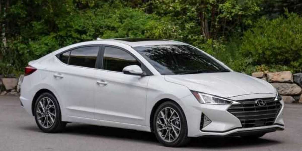 Hyundai Elantra giảm giá kịch sàn, cạnh tranh Kia K3