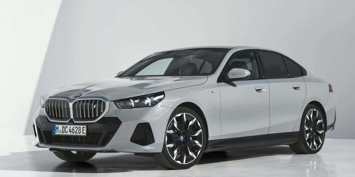 BMW 5 Series ra mắt với ​​sức mạnh lên tới 590 mã lực cho xe điện i5 M60